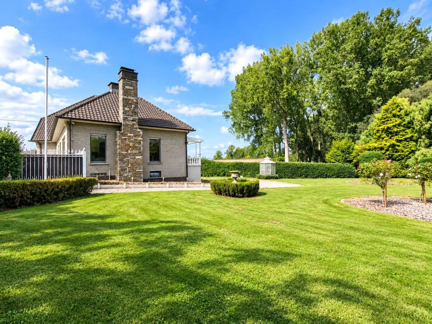 Exclusief landhuis op 2.917 m² met dubbele garage, prachtig zicht over de velden en optimale privacy. foto 4