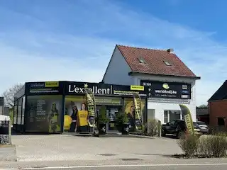 COMMERCIEEL PAND MET OPSLAGRUIMTE EN WOONHUIS OP ZICHTLOCATIE foto {{pictureIndex}}