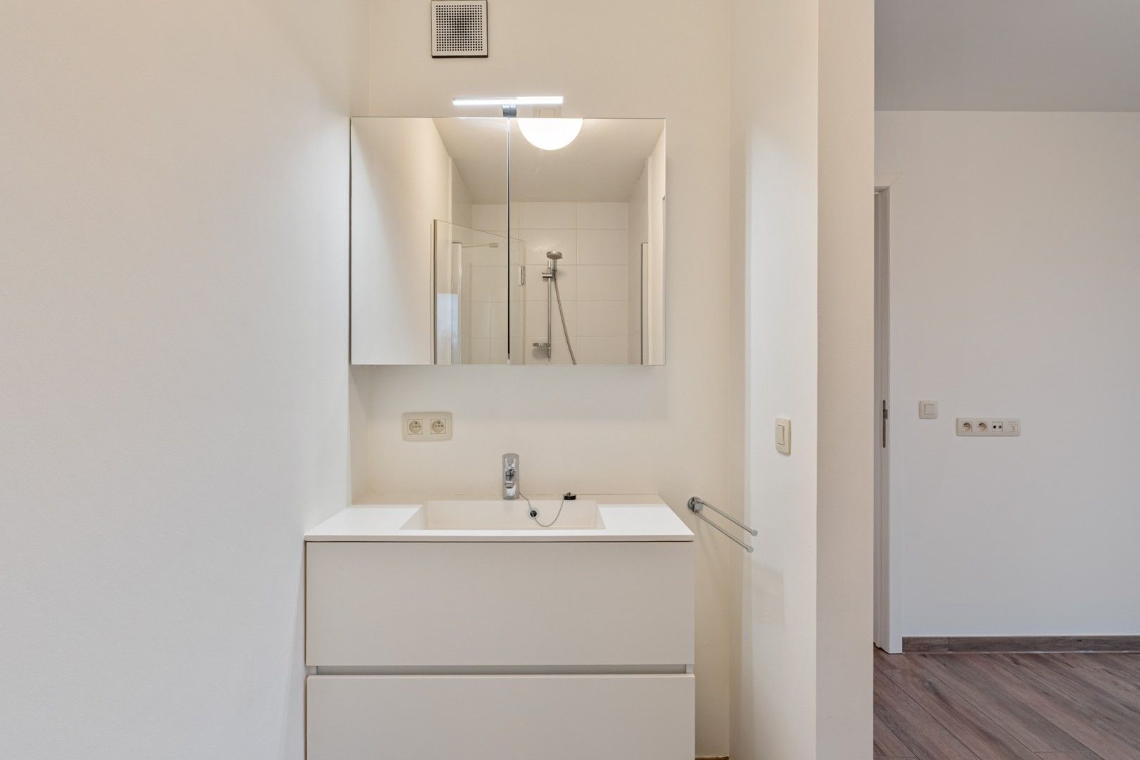 Modern appartement met ruim terras, groen uitzicht en garage. foto 13