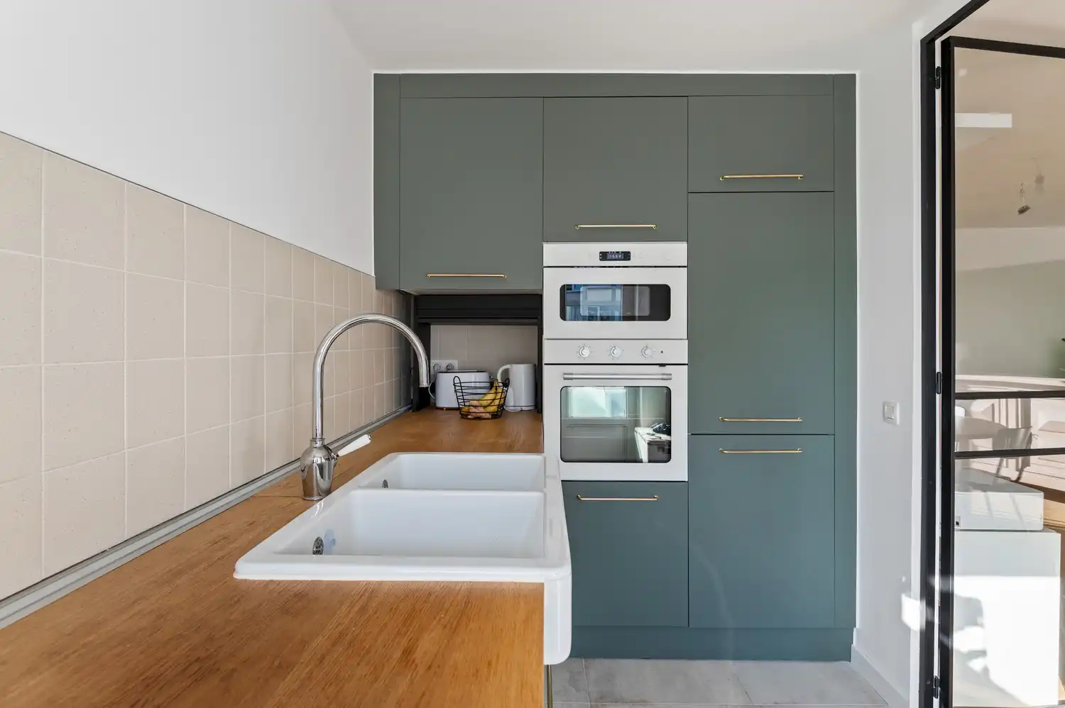 Gerenoveerd appartement met 2 slaapkamers en staanplaatsen te Antwerpen! foto 7