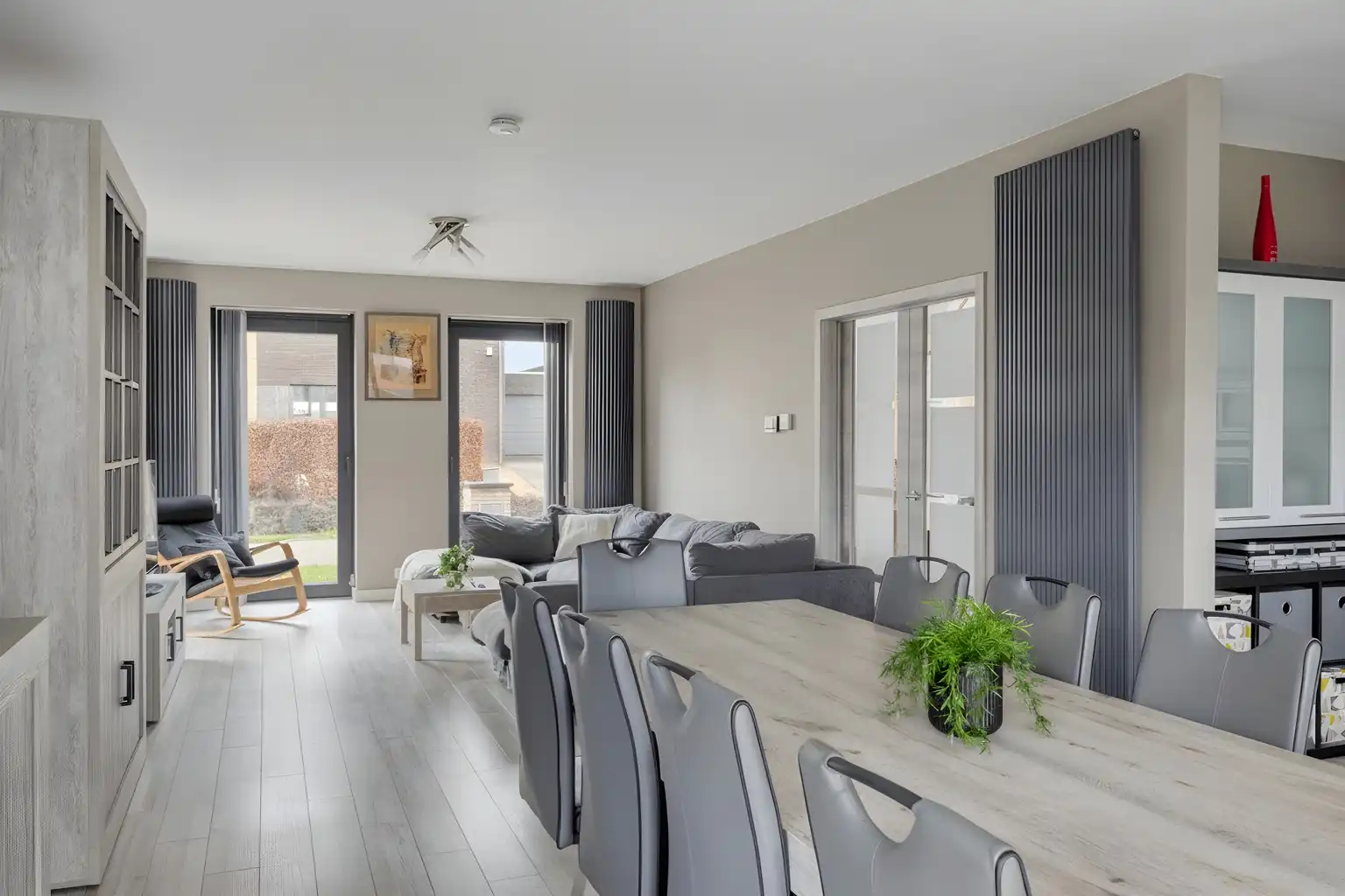 INSTAPKLARE WONING MET PRAKTIJKRUIMTE/BUREEL EN ZWEMBAD foto 4