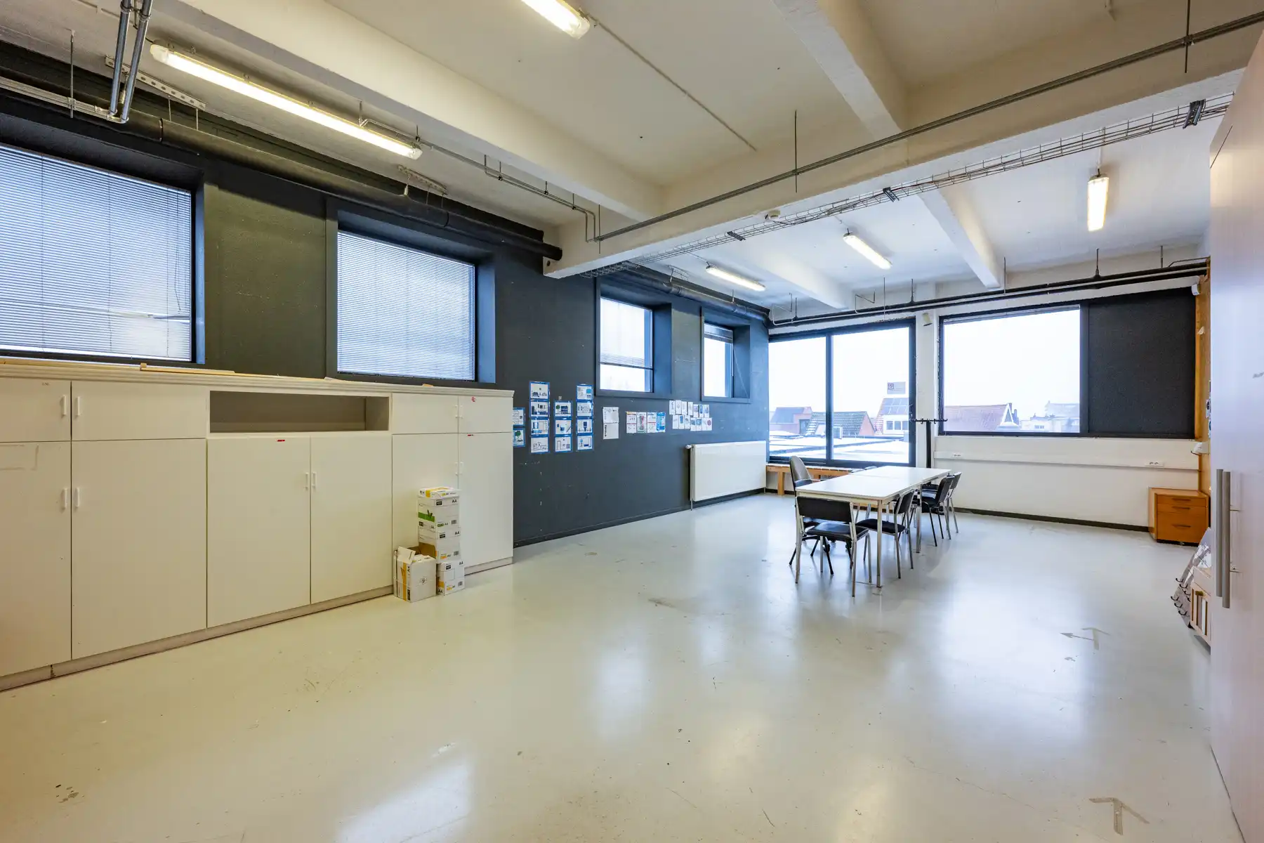 Ruim en veelzijdig bedrijfspand met parking en opslag foto 35