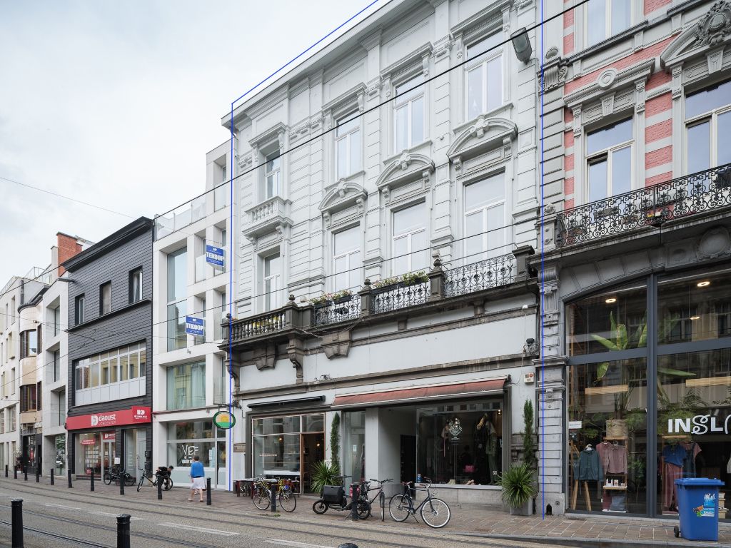 Bijzondere opbrengsteigendom bestaande uit o.m. twee handelsruimtes en twee ruime appartementen foto {{pictureIndex}}