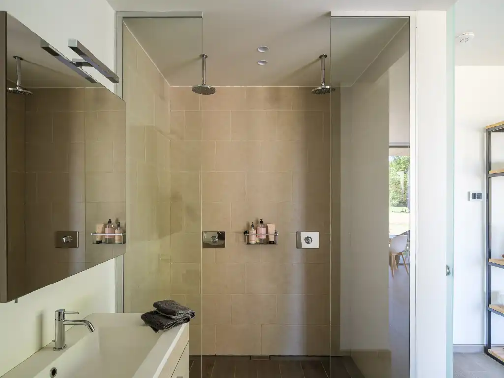 Imposante villa (BJ 2015) met onder meer een buitenzwembad en een sfeervol ingericht bijgebouw met sauna foto 29