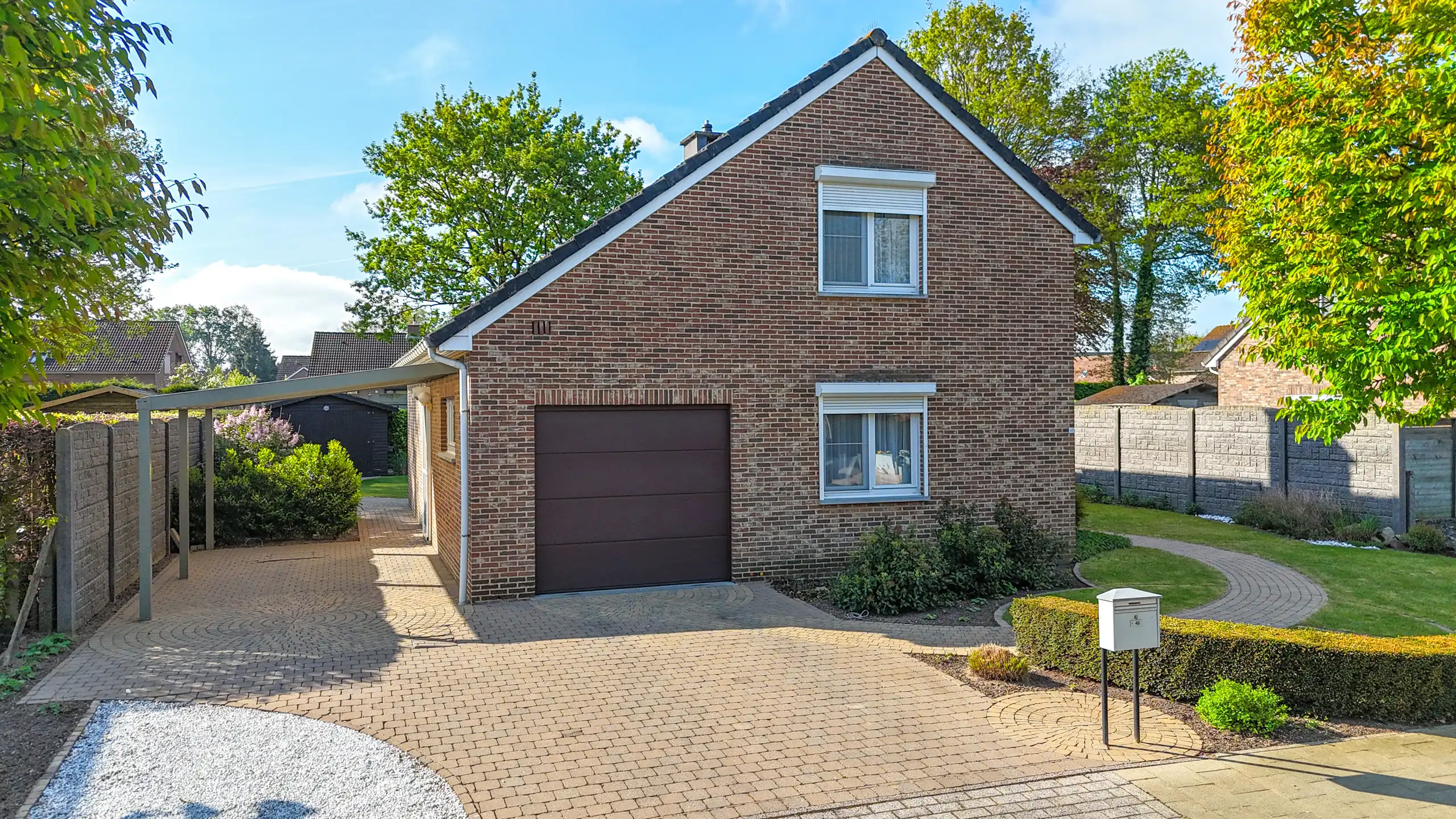 Instapklare woning met 3slpks, tuin, airco en zonnepanelen! foto {{pictureIndex}}
