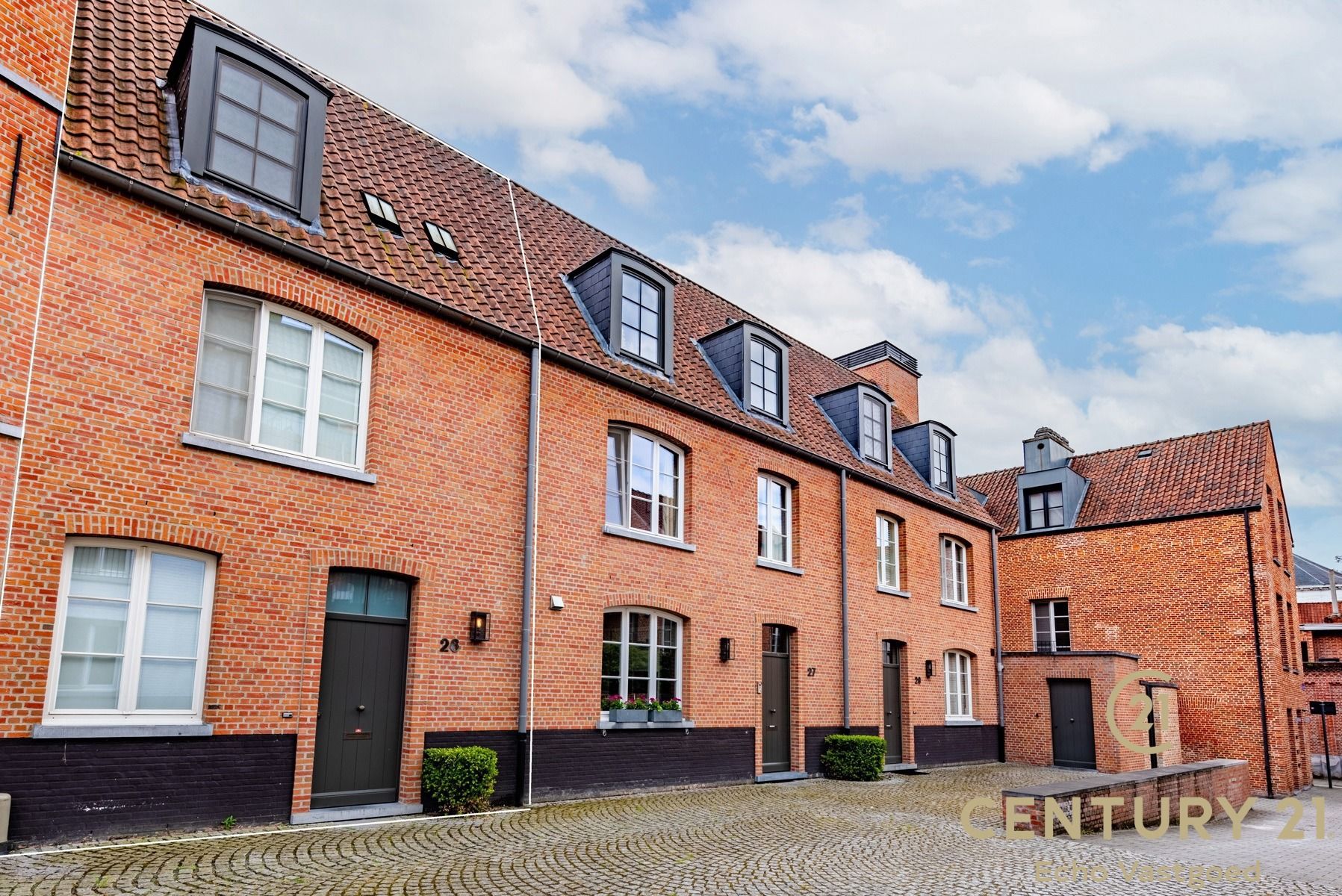 Luxe gekoppelde stadsvilla met mooie tuin + inpandige garage foto 23