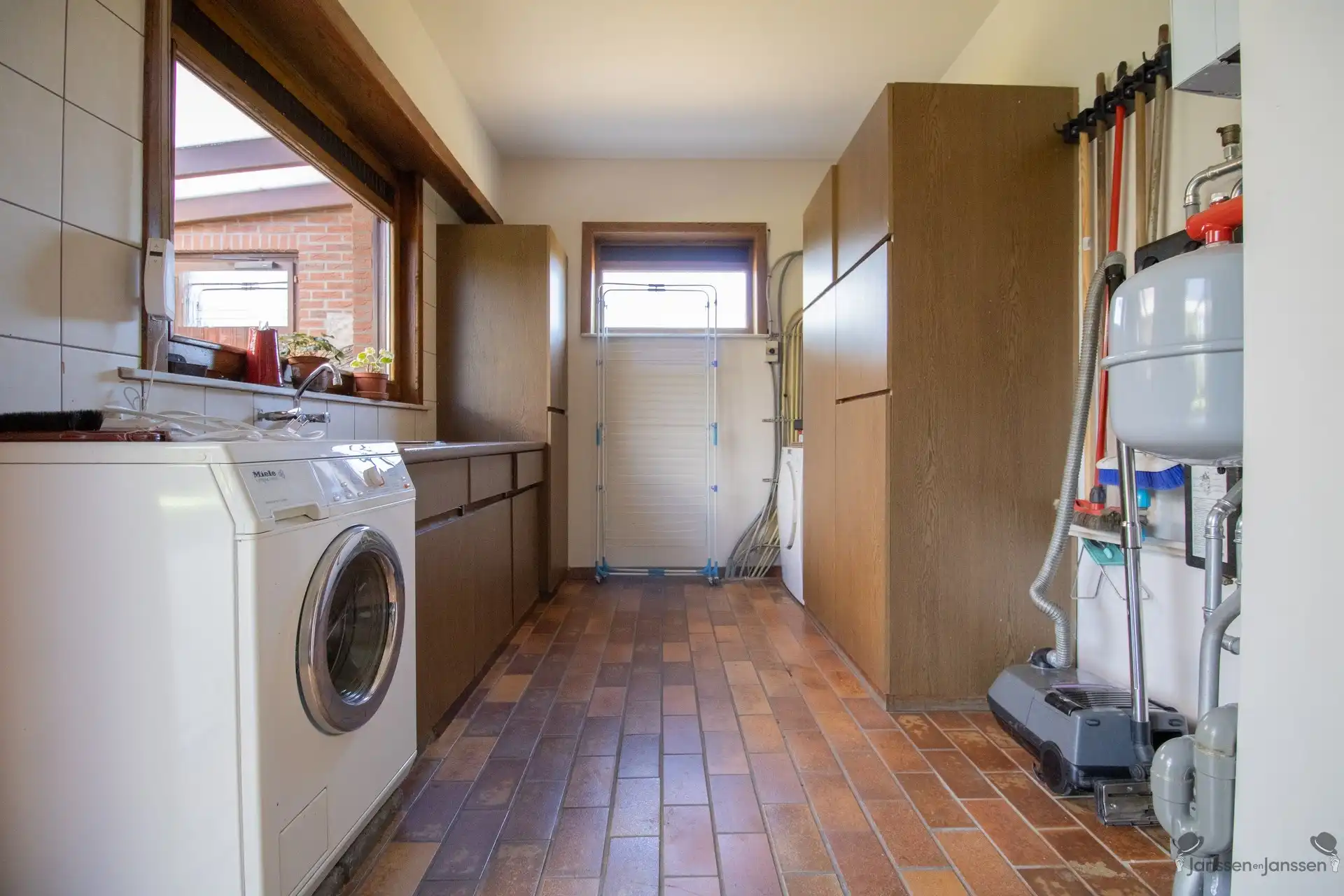 Ruime op te frissen woning met 4 slaapkamers en ruime garage op 1.276 m² foto 19