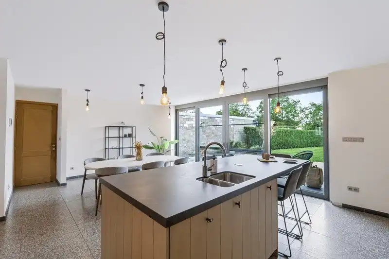 Karaktevolle eengezinswoning met garage en ruime tuin foto 12