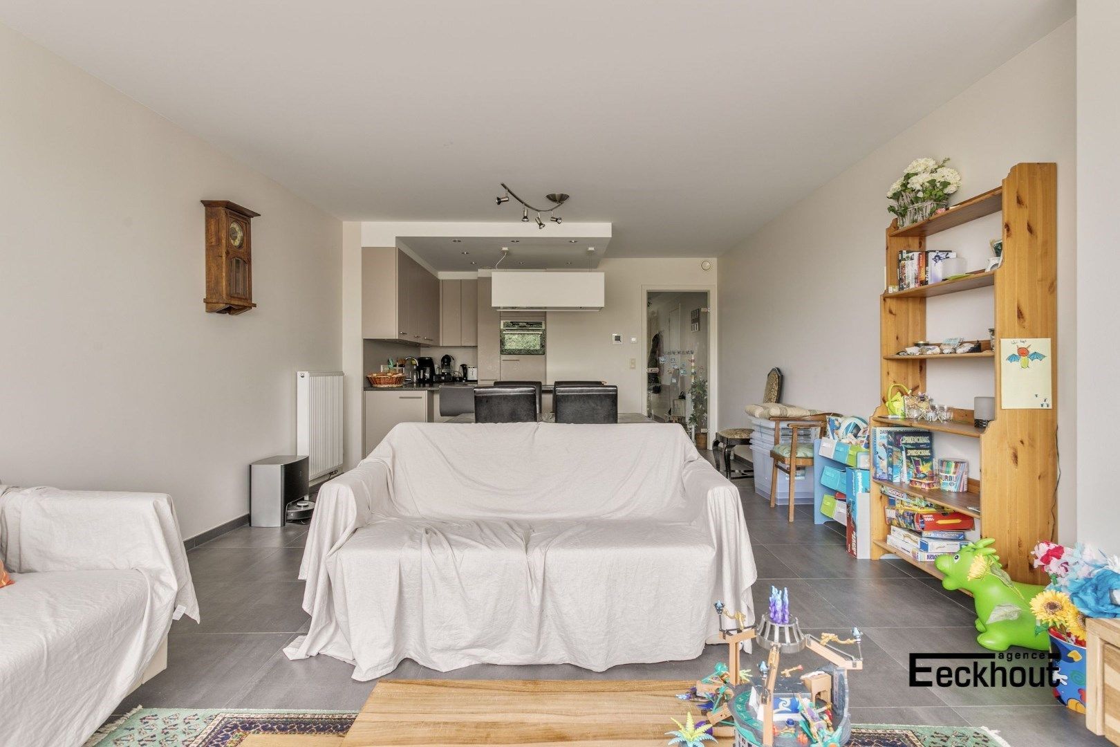 Instapklaar 2-slaapkamer appartement met ruim terras gelegen aan de Spuikom te Bredene! foto 5