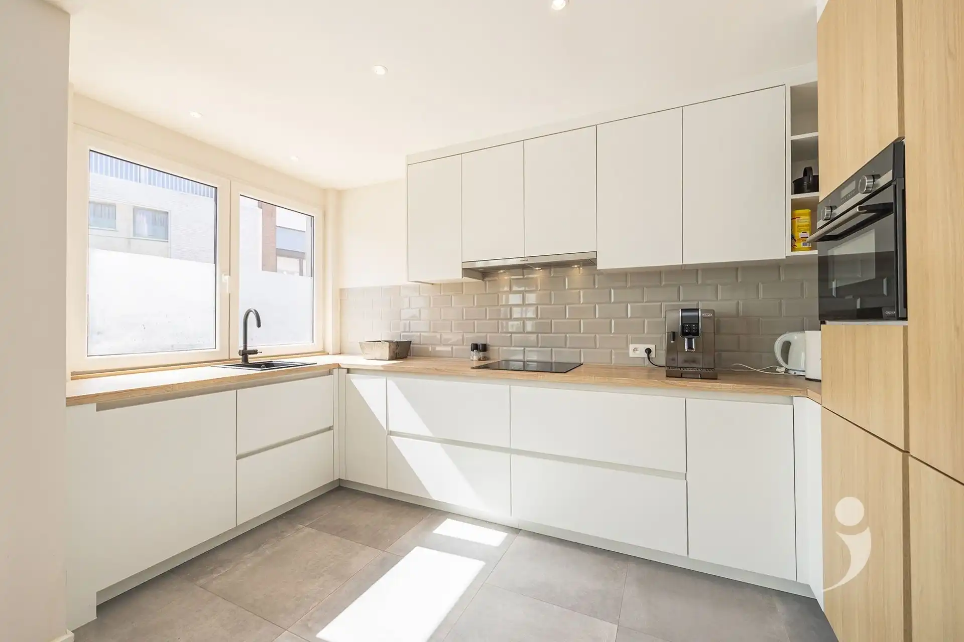 Gerenoveerd appartement met 2 slaapkamers, garagebox en staanplaats foto 4