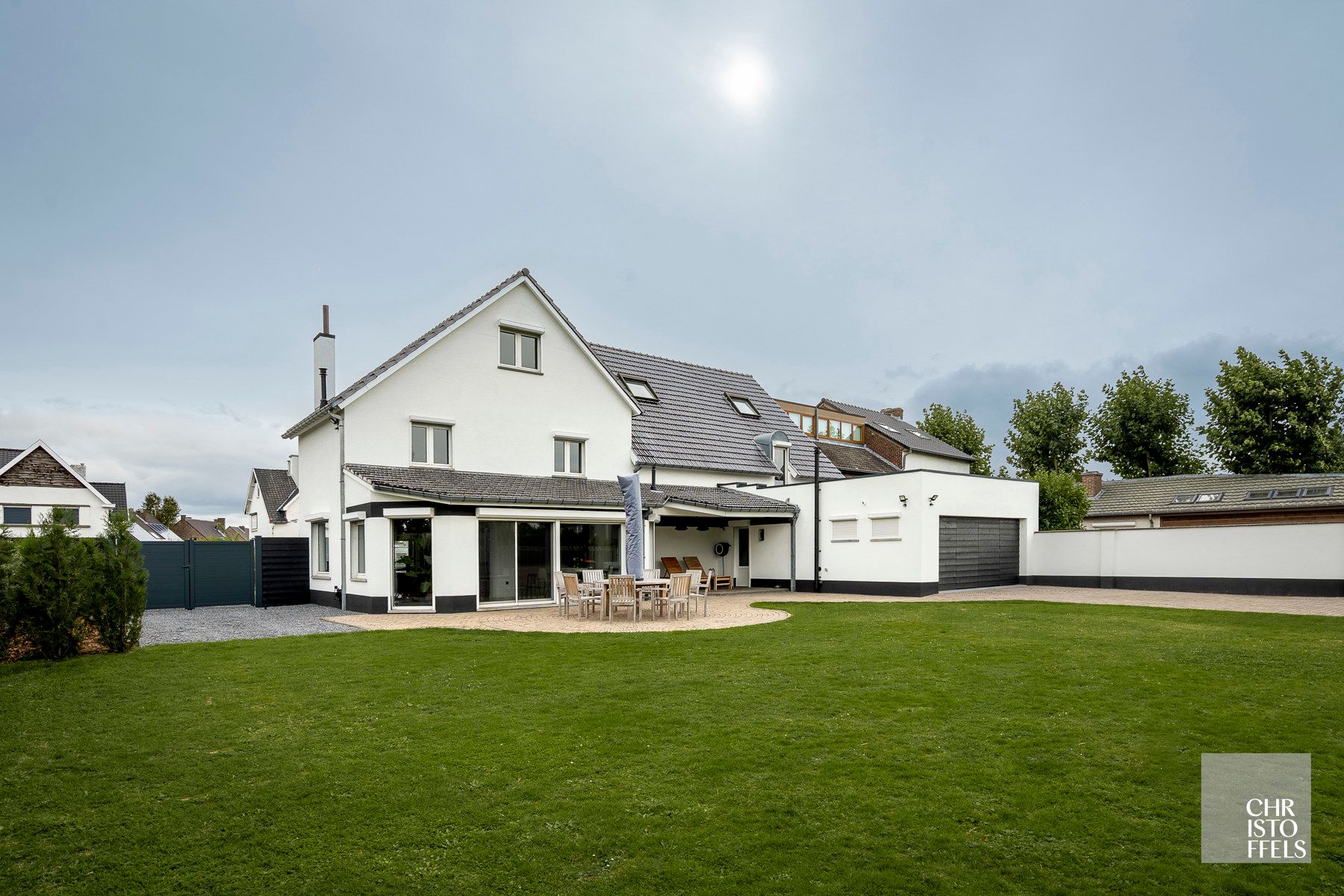 Uitzonderlijk ruime (440m²!) en volledig gerenoveerde woning met commerciële topligging en tal van mogelijkheden in Lanaken! foto 32