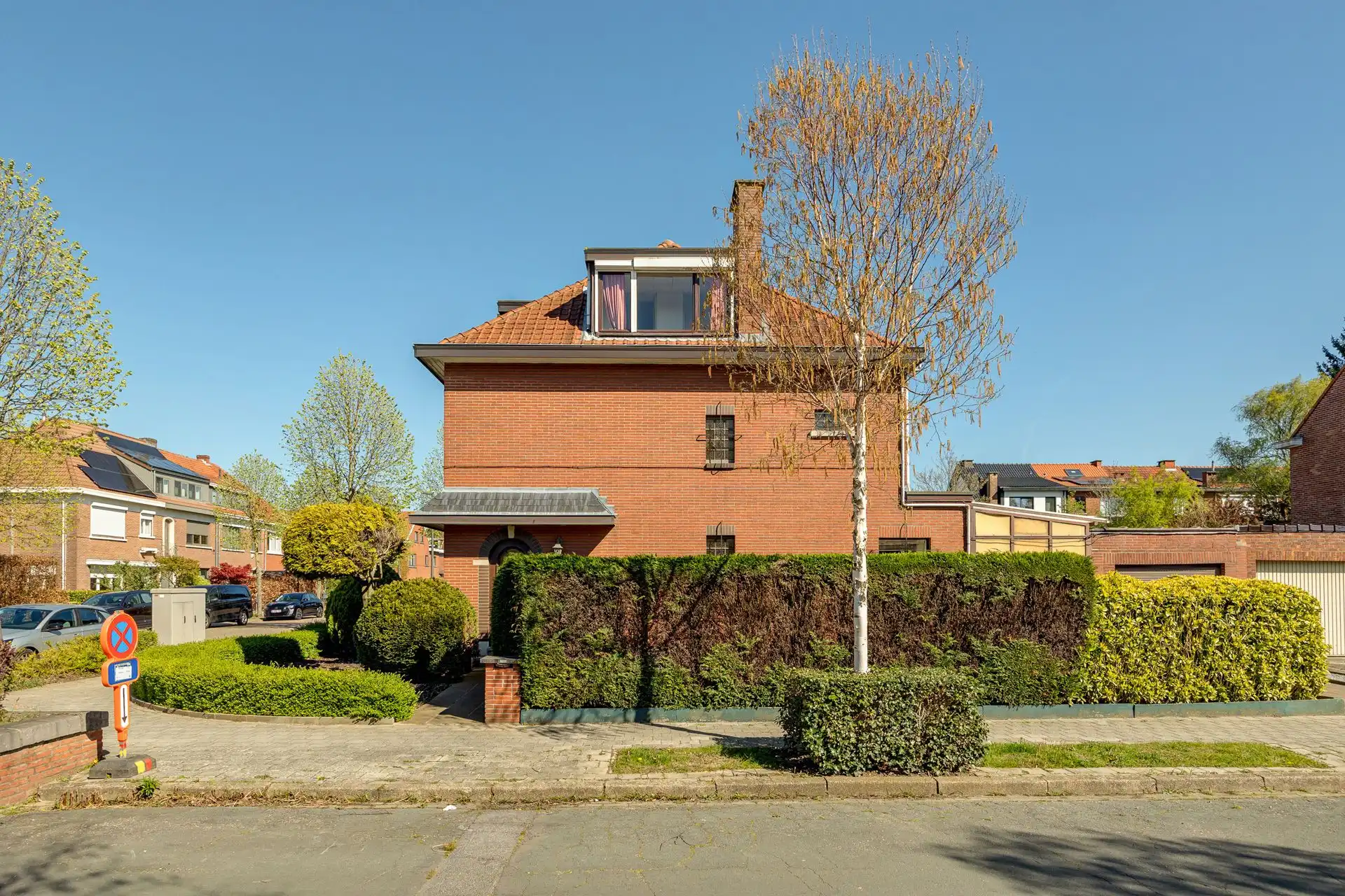 Ruime halfopen bebouwing met 5 slaapkamers, garage en zonnige tuin op toplocatie! foto 3