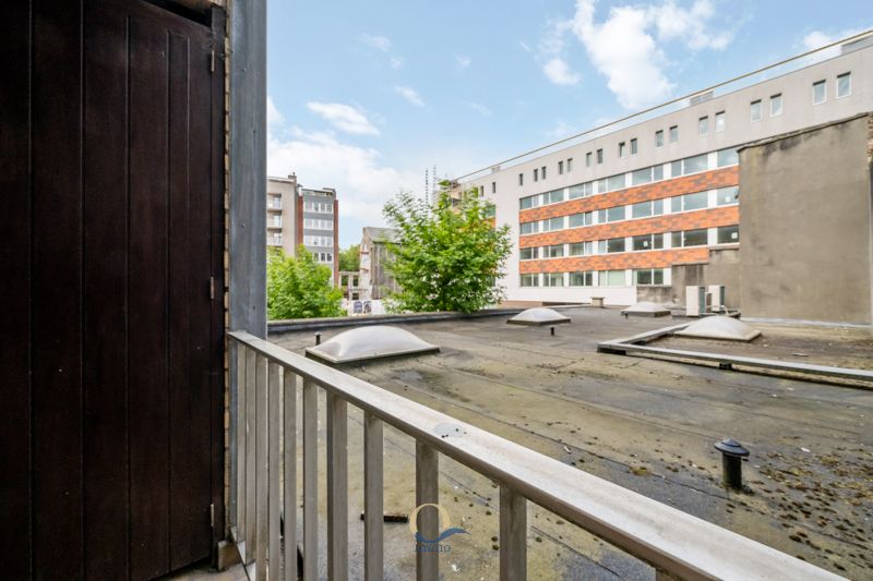 Verzorgd en heel centraal gelegen 2 slpk app. met terras foto 15