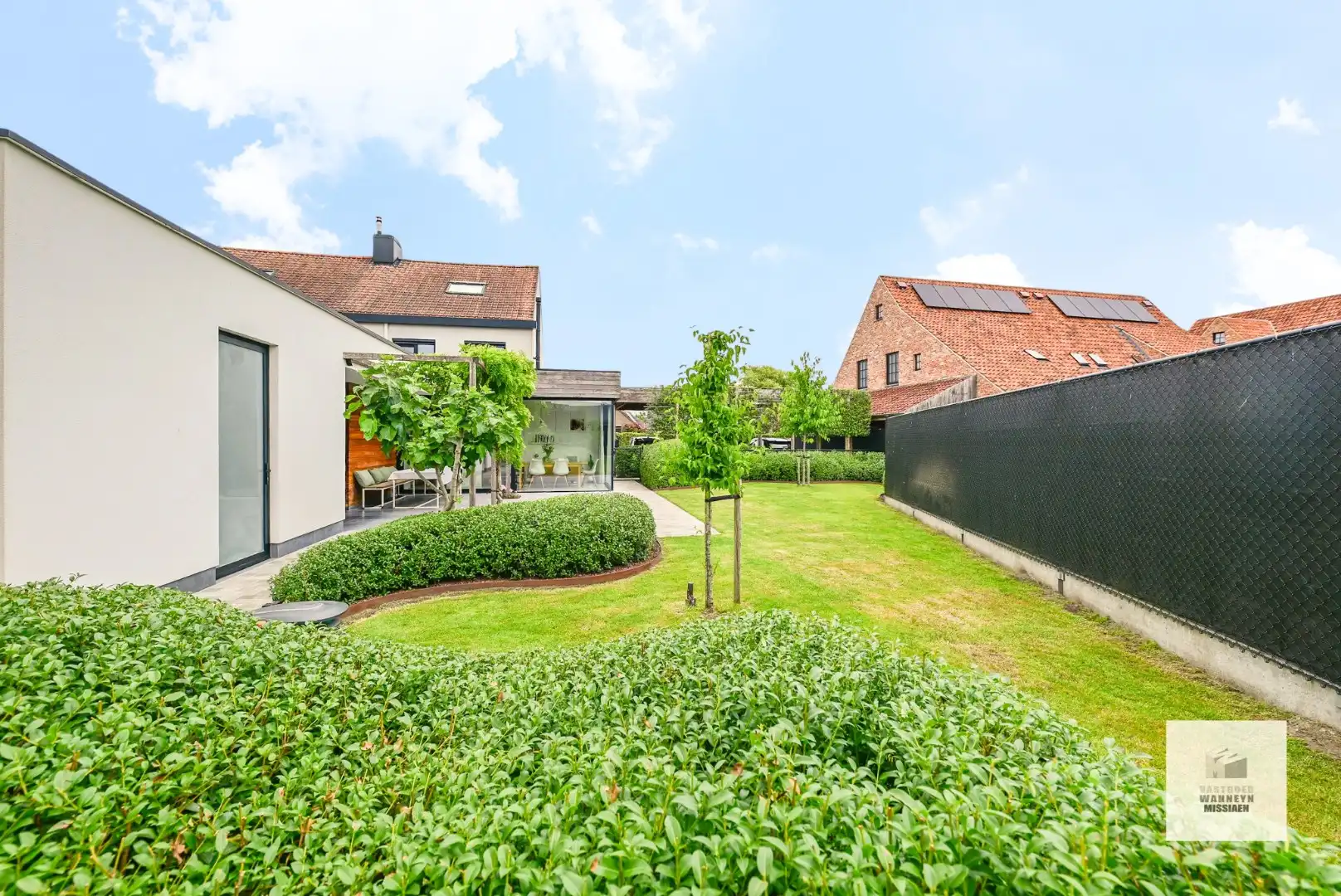 Energiezuinige woning met 4 slaapkamers, prachtige tuin met grote/hoge carport . foto 21