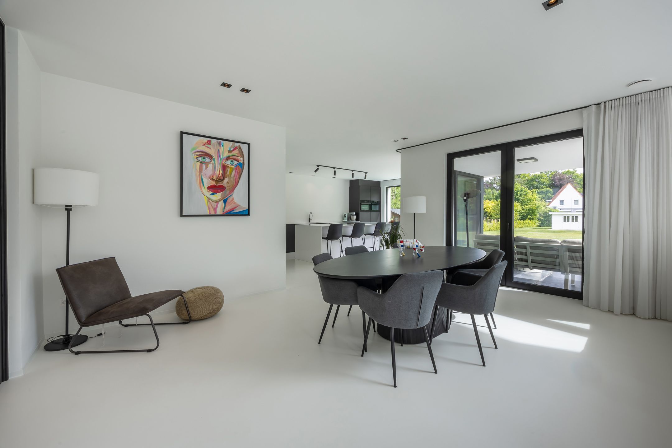 Moderne, recente villa met grote tuin en veel lichtinval foto 11