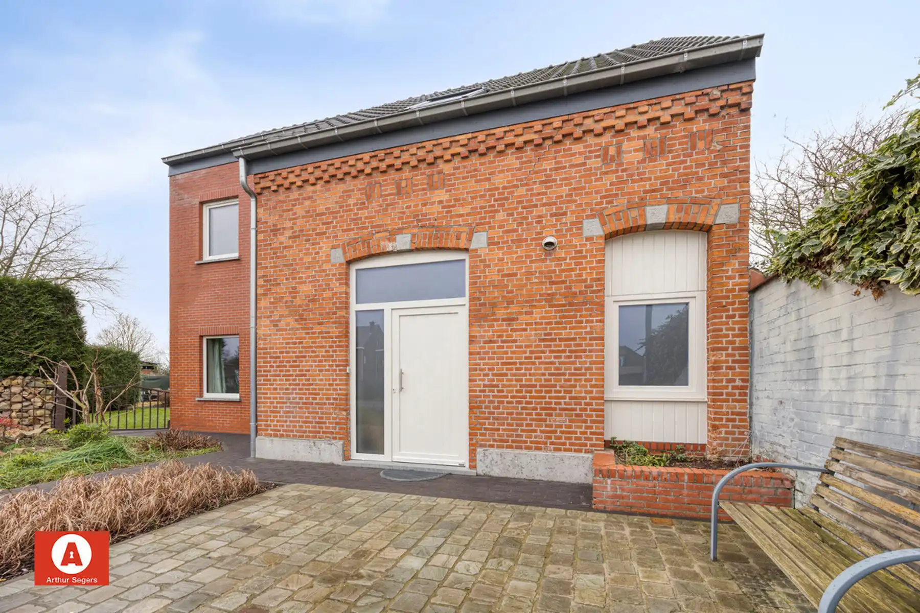 Gezinswoning met 2 tot 3 privatieve auto-parkeerplaatsen. foto 3