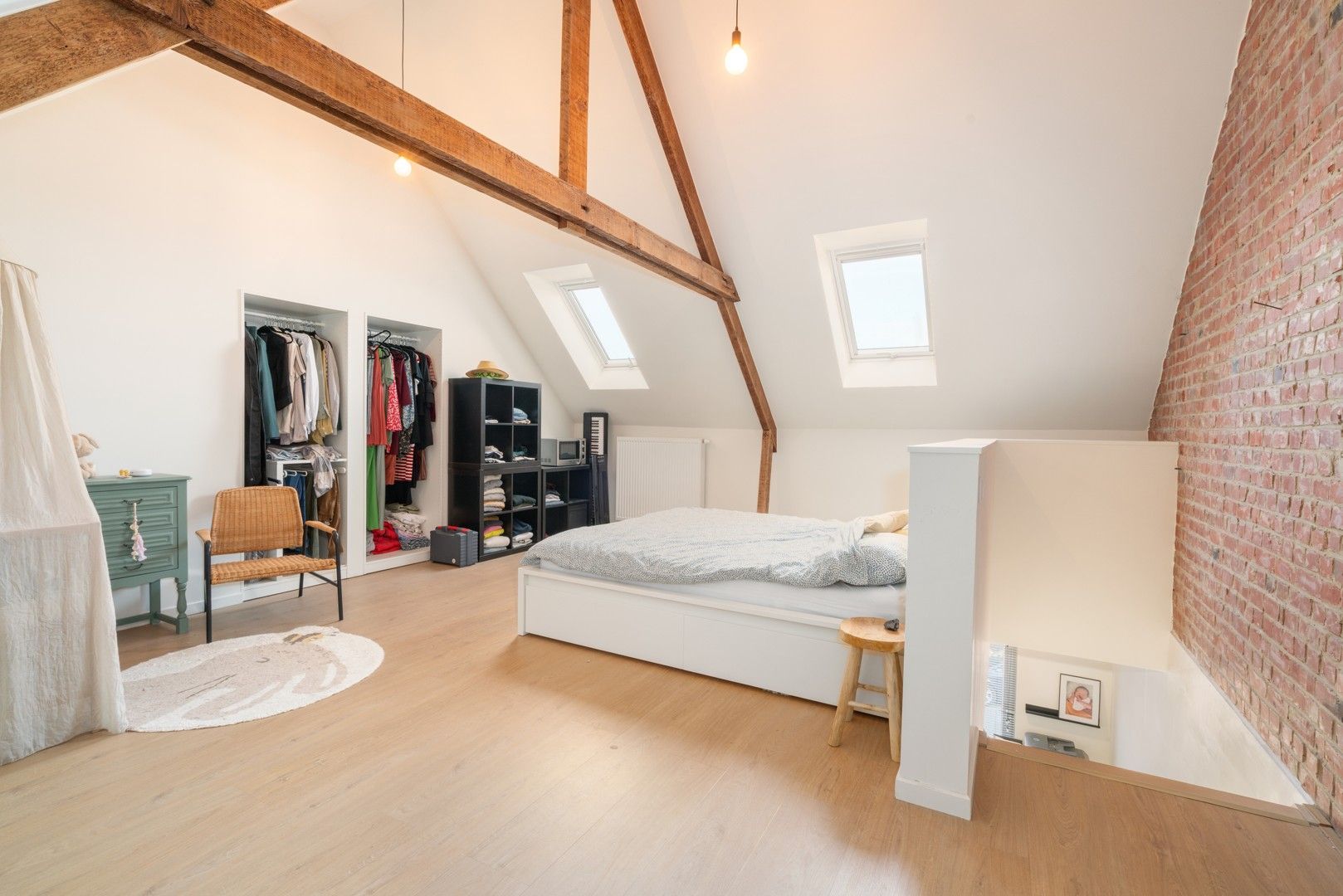 Lichtrijke, volledig gerenoveerde woning op rustige locatie met vlotte bereikbaarheid foto 14