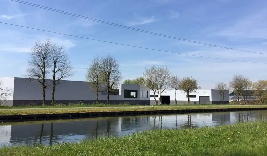 Magazijn te huur langs kanaal in Sint-Lenaarts foto 11