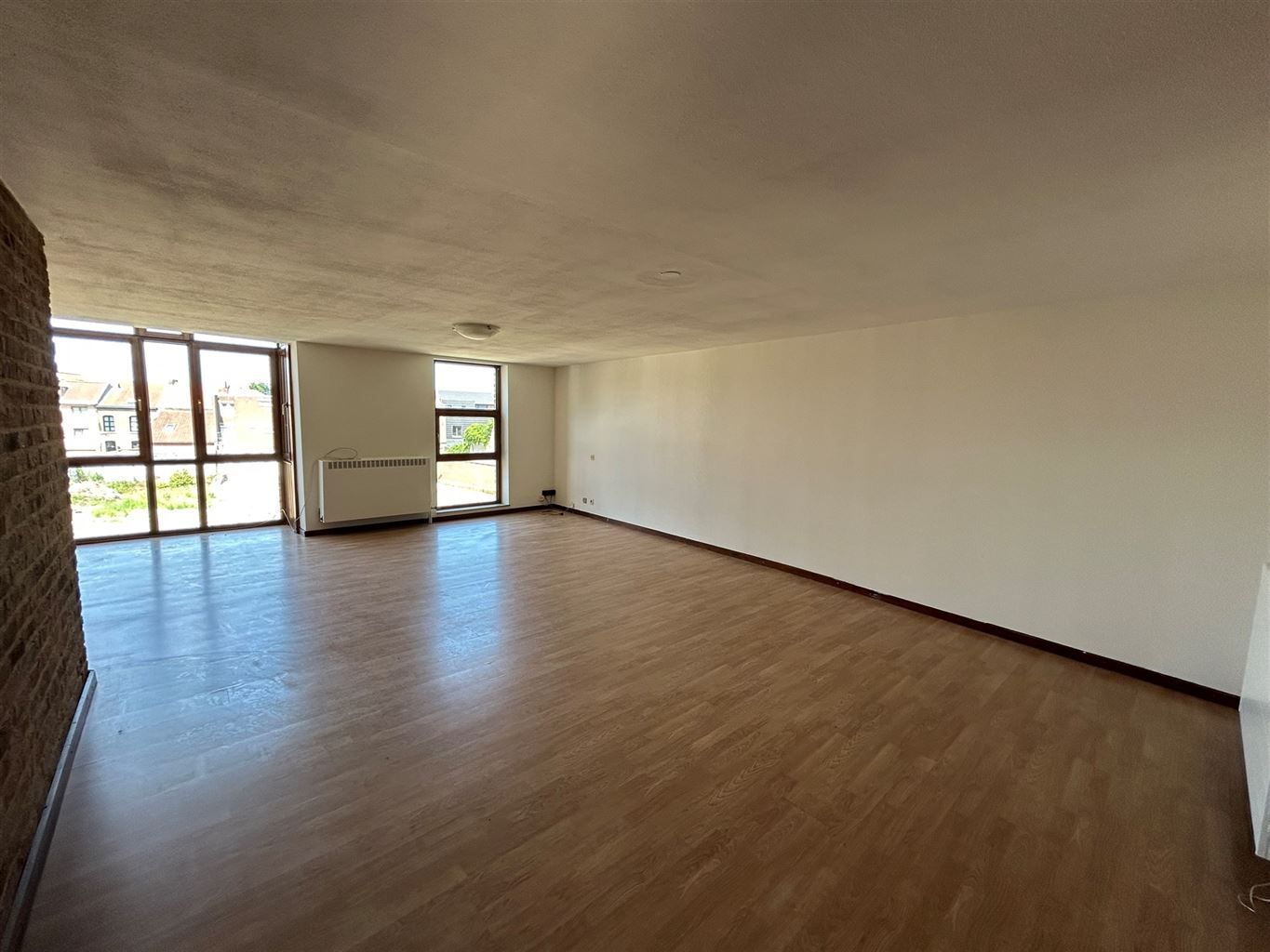 Ruim appartement met 2 slaapkamers en terrasje aan de Markt van Maaseik foto 2
