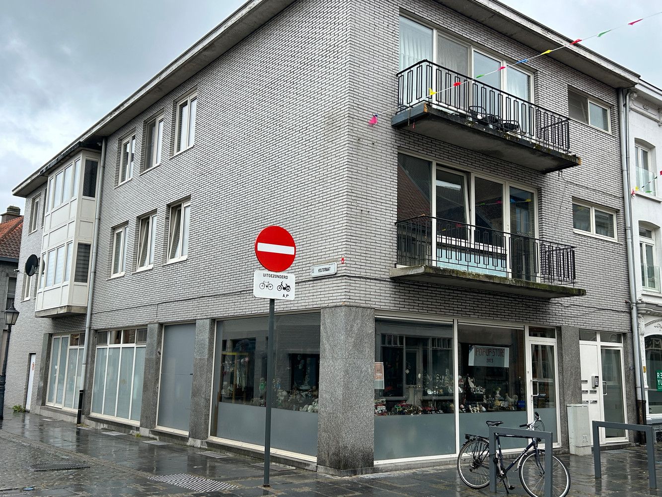 Building met handelsgelijkvloers, 4 appartementen, 3 garages en kelder foto 11