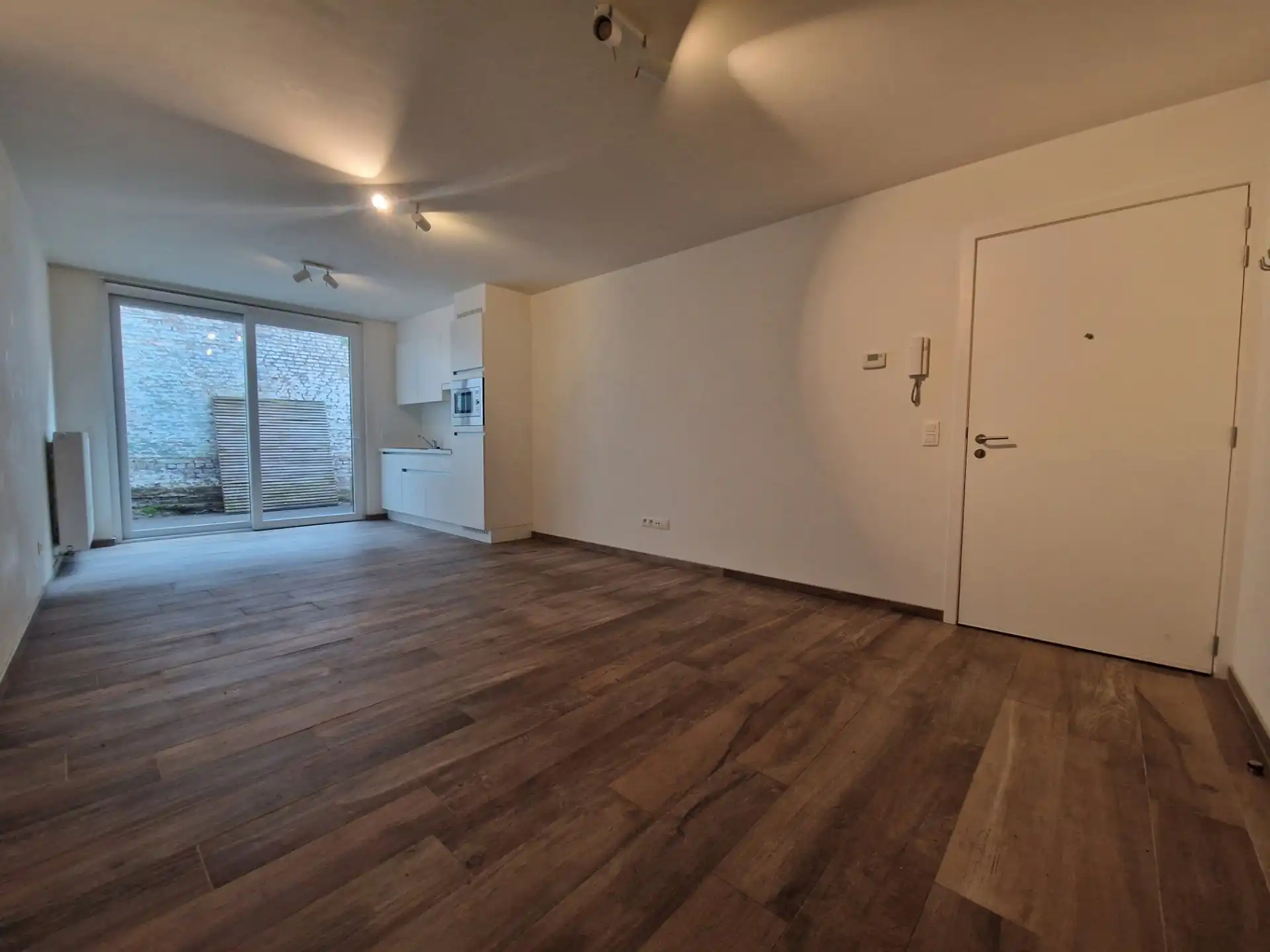 Gelijkvloerse recente studio met terras en eigen sanitair foto 3