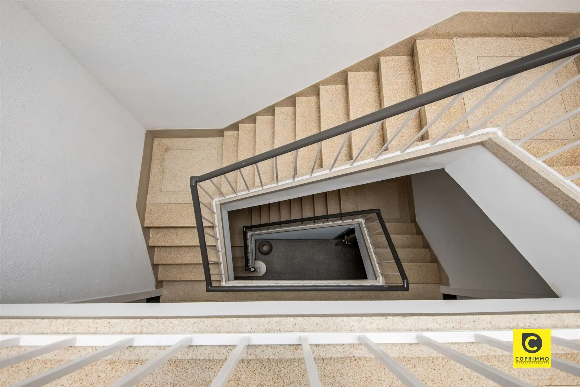 Lichtrijk 2 slpk app met 2 terrassen te Pulhof! foto 12