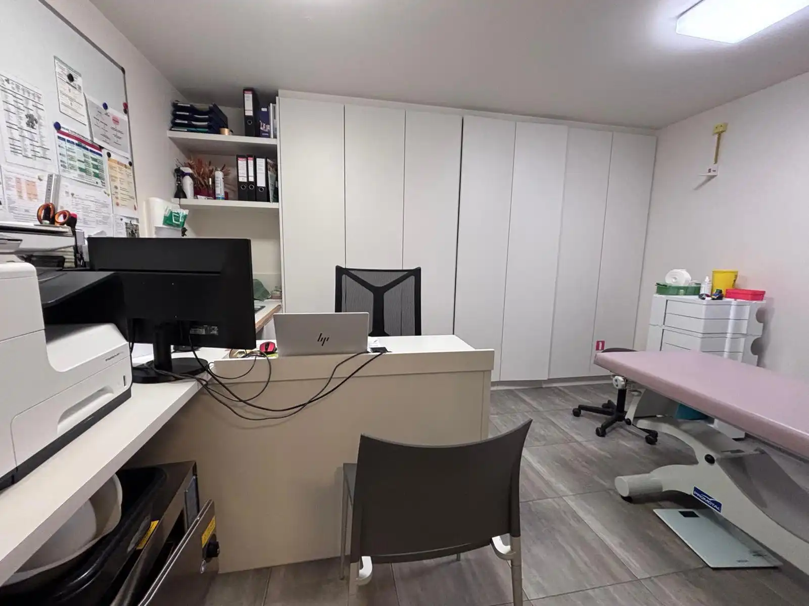 Instapklaar praktijk-/kantoorpand in het centrum van Tielt. foto 7