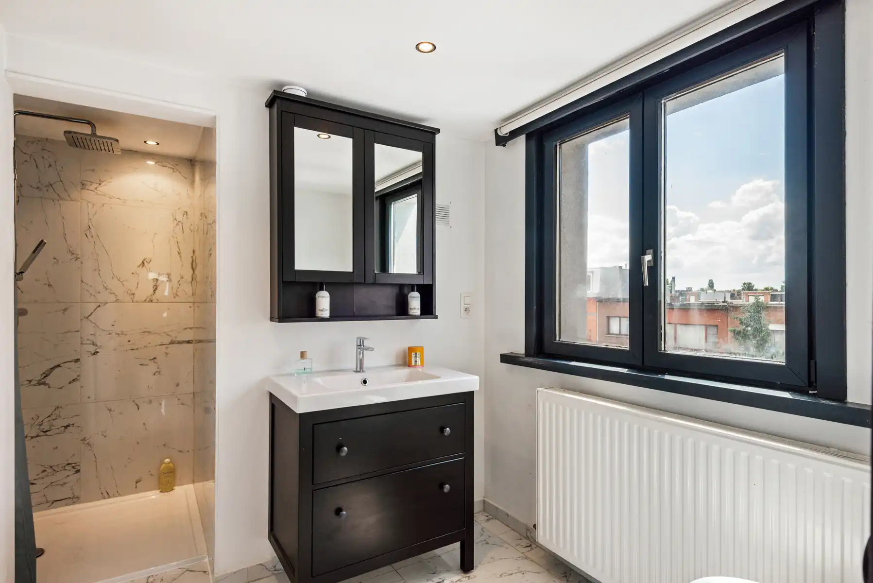 Een verrassend ruime woning met garage en zonnige koer foto 9