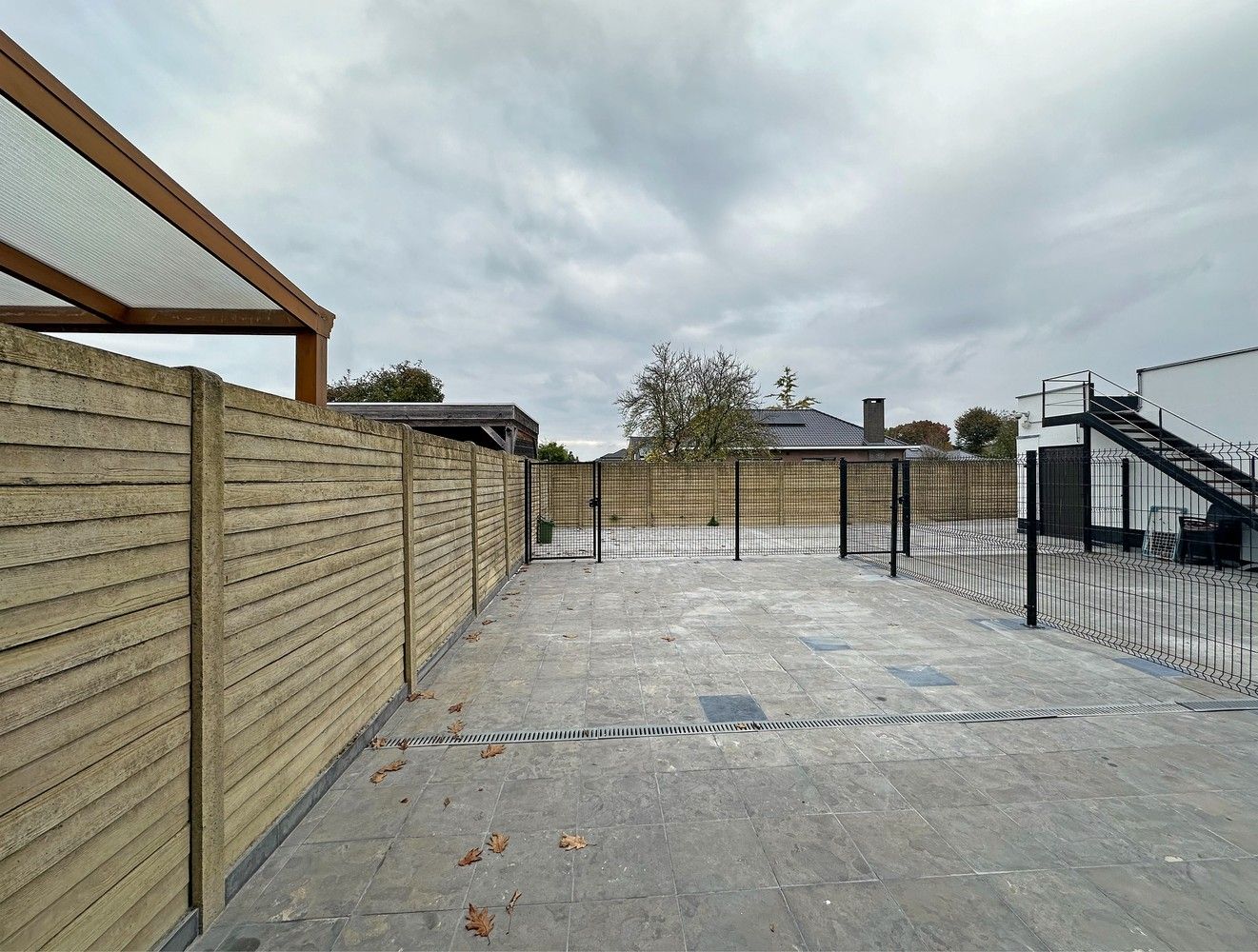 Ruim, gelijkvloers appartement met 2 slaapkamers, terras en een autostaanplaats! foto 13