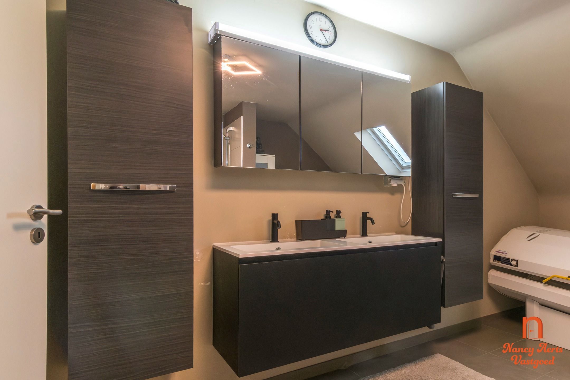 Lichtrijk duplexappartement met ruim terras en eigen ingang foto 13