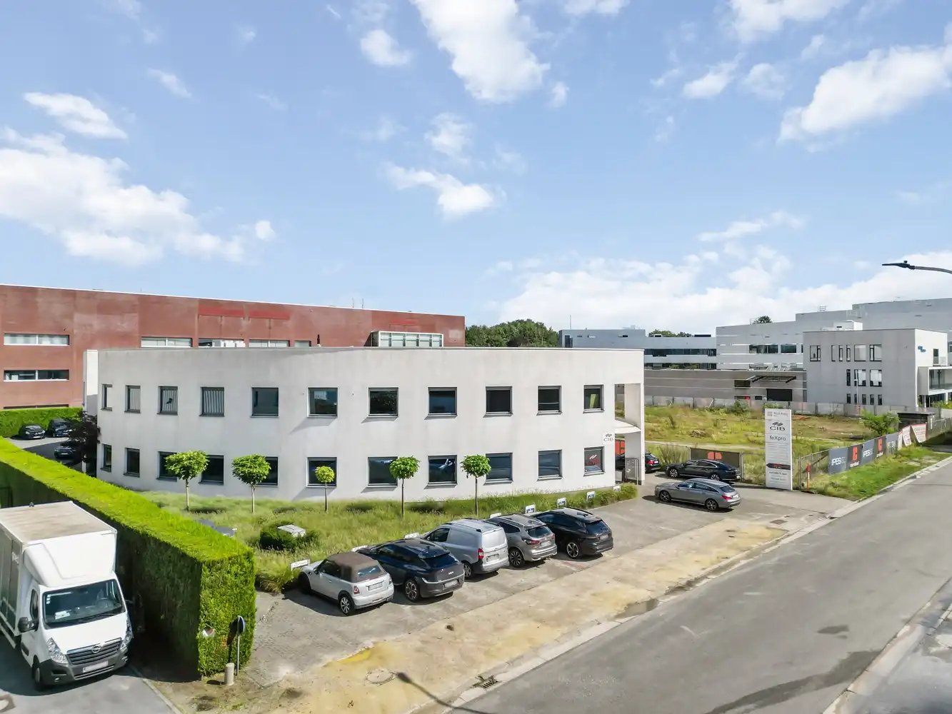 Ruim en strategisch gelegen kantoorgebouw in Zwijnaarde (Gent) foto 3