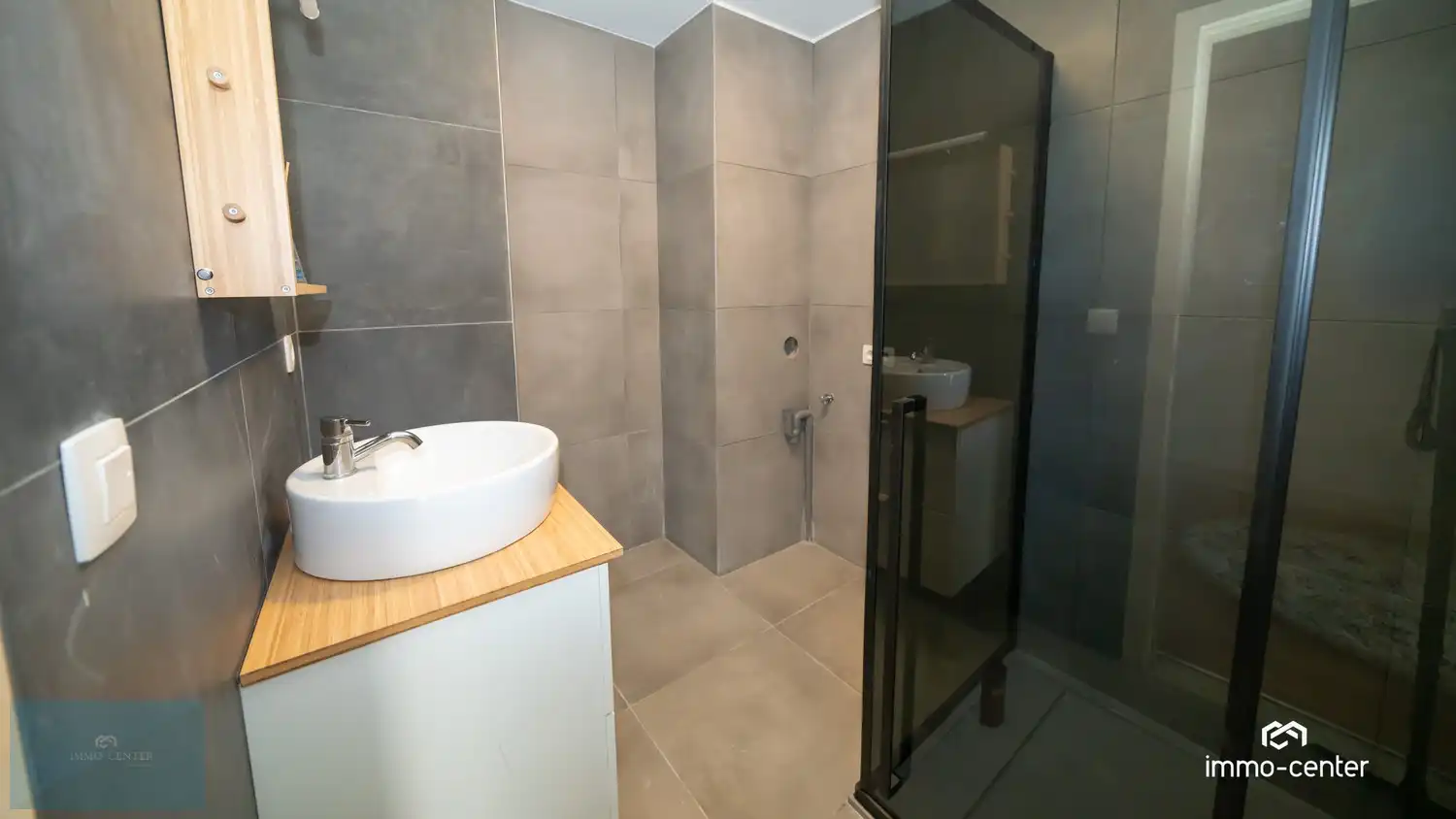Te huur – Ruim 2-slaapkamerappartement met autostaanplaats in het centrum van Genk foto 17