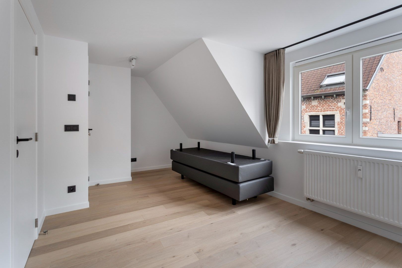 Volledig gerenoveerde studentenkamer in residentie met 29 studentenkamers met eigen sanitair in hartje Leuven foto 5