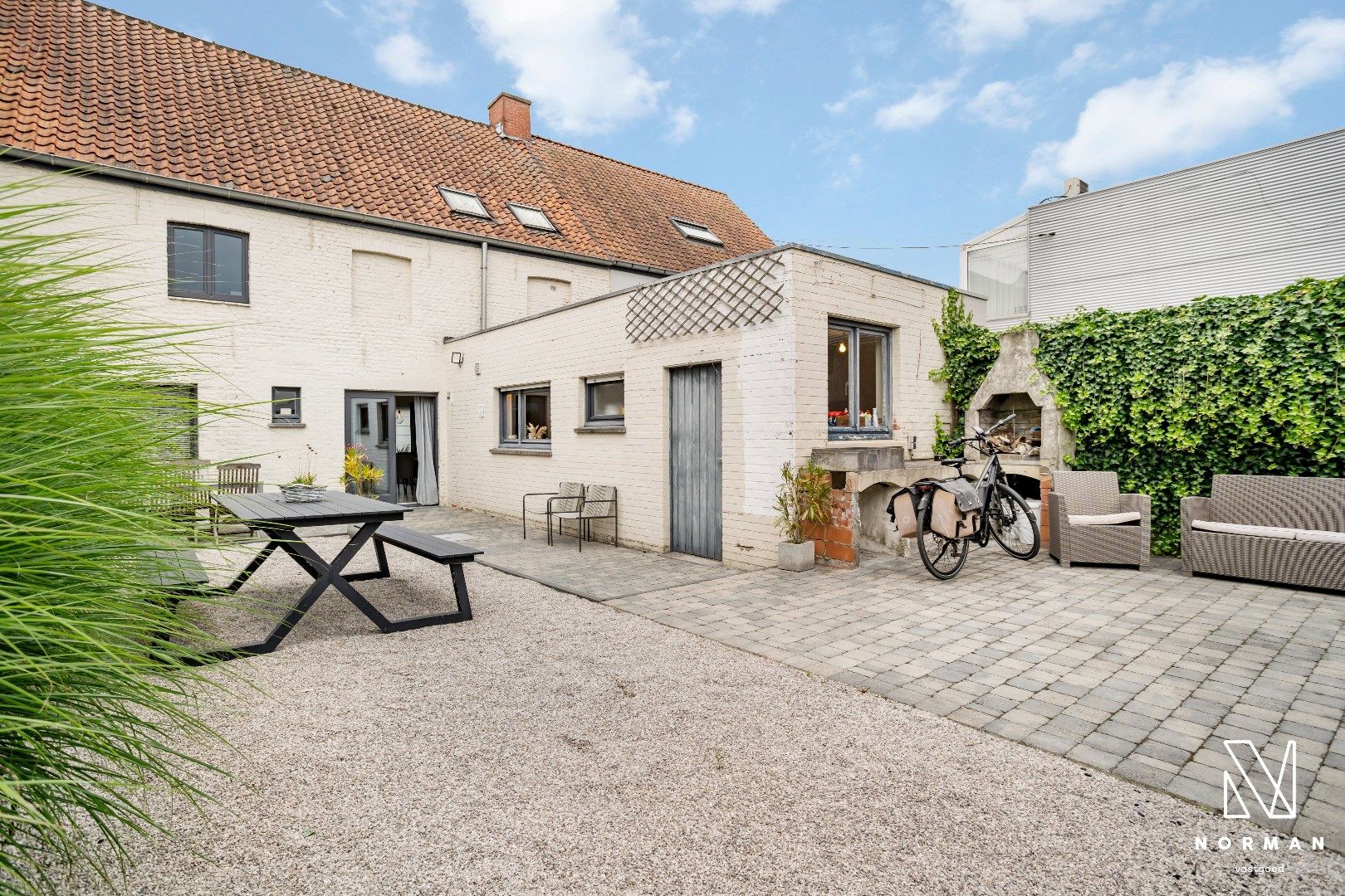 Woning te koop in Hulste met zonnepanelen en 3 slaapkamers foto 2