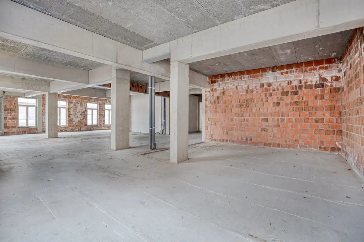 Casco kantoor-/handelsruimte van 724 m² met 7 parkings en kelderbergingen in het centrum. foto 4