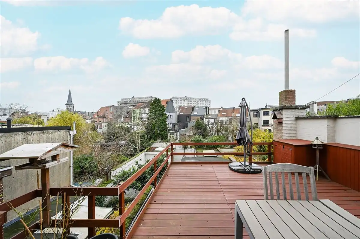 Mooie en gerenoveerde woning in populaire straat te Borgerhout foto 8