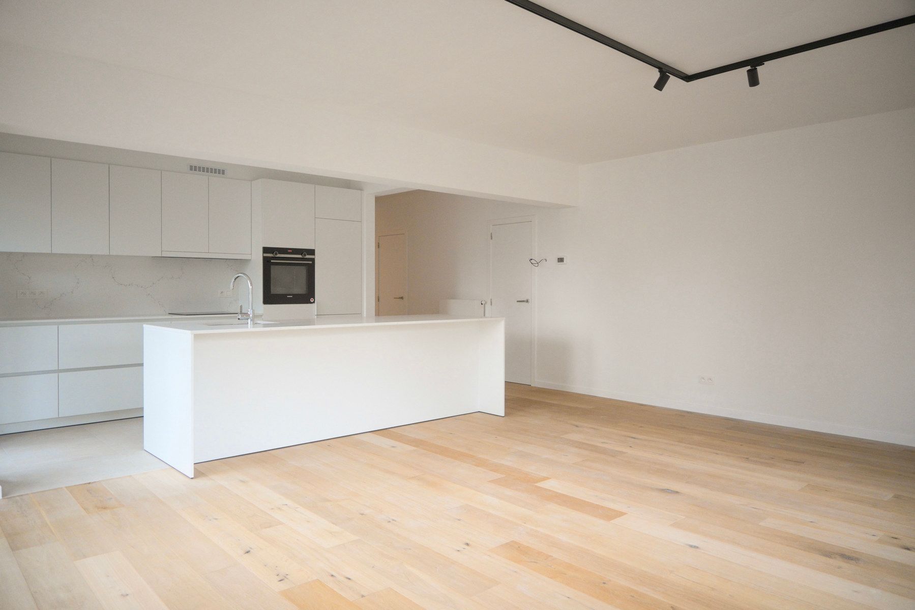 Prachtig gerenoveerd appartement aan de Markt in Gistel. foto 6