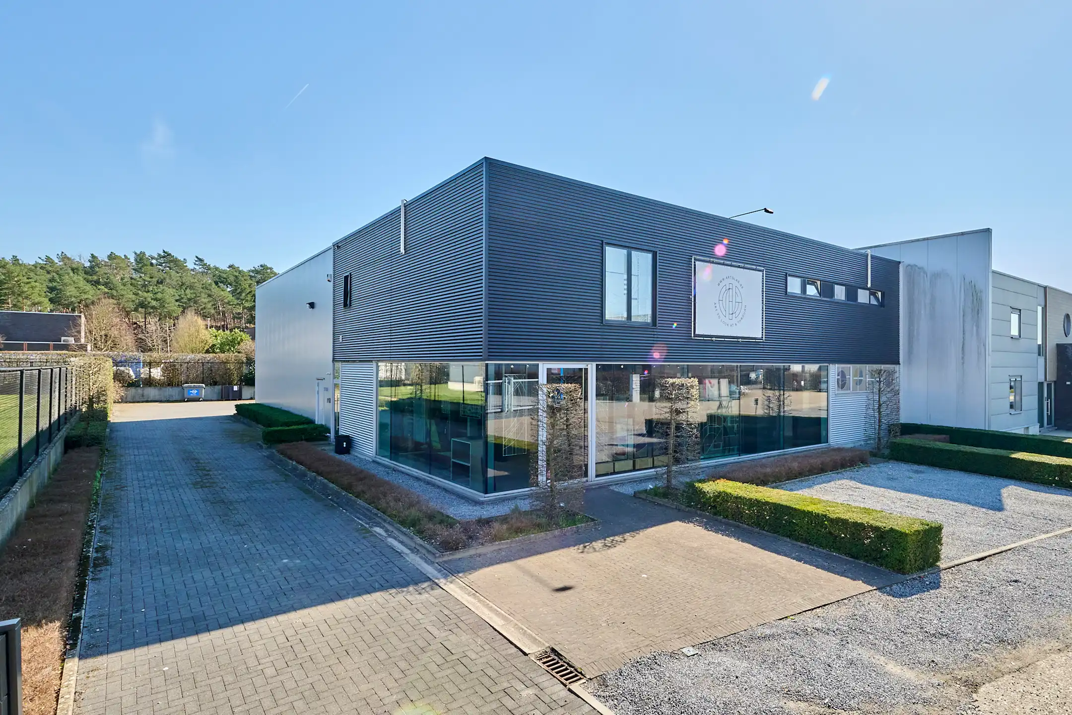 MULTIFUNCTIONEEL BEDRIJFSGEBOUW MET APPARTEMENT EN BUITENTERREIN foto 2