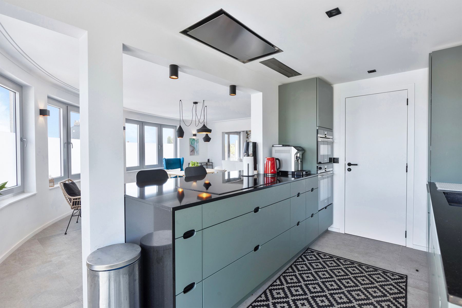 Stijlvol gerenoveerd appartement met 2 slaapkamers & kelder! foto 11