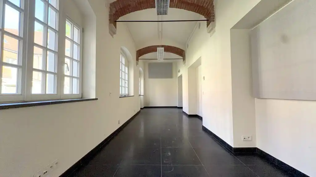 Uniek gelijkvloers kantoor te huur in Capucienenklooster te Aalst foto 5