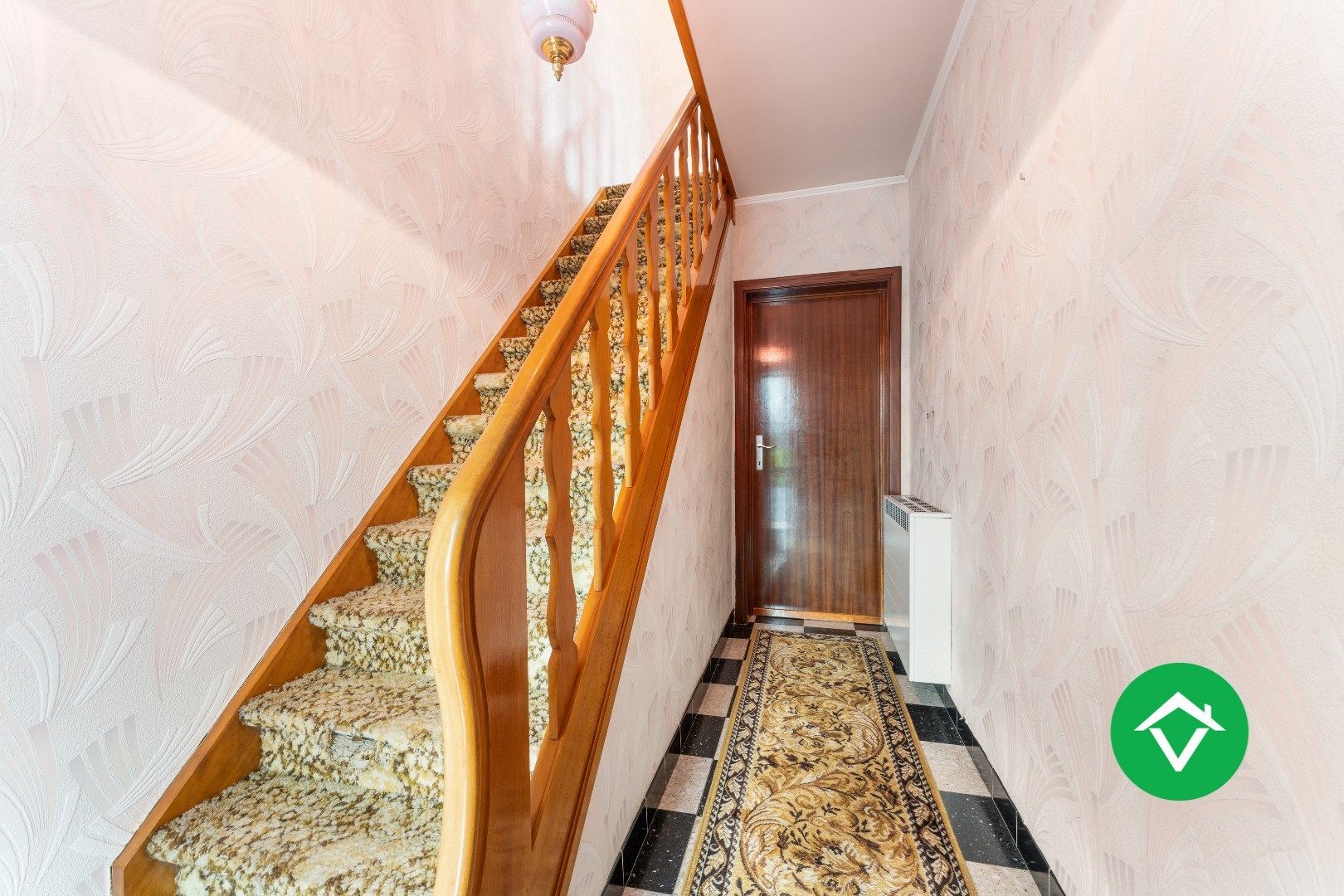 Op te frissen gezinswoning met twee garages en landelijk zicht te Eernegem foto 3