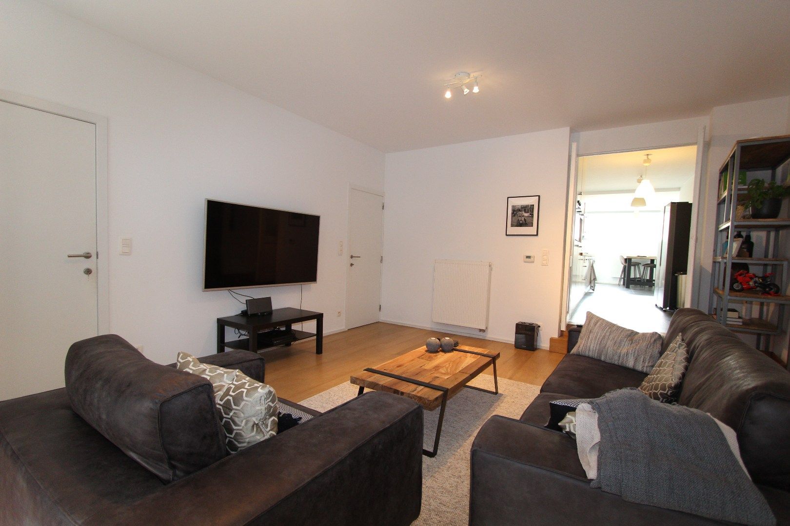 MODERN GELIJKVLOERS APPARTEMENT MET GROOT TERRAS EN PRIVATE PARKING foto 4