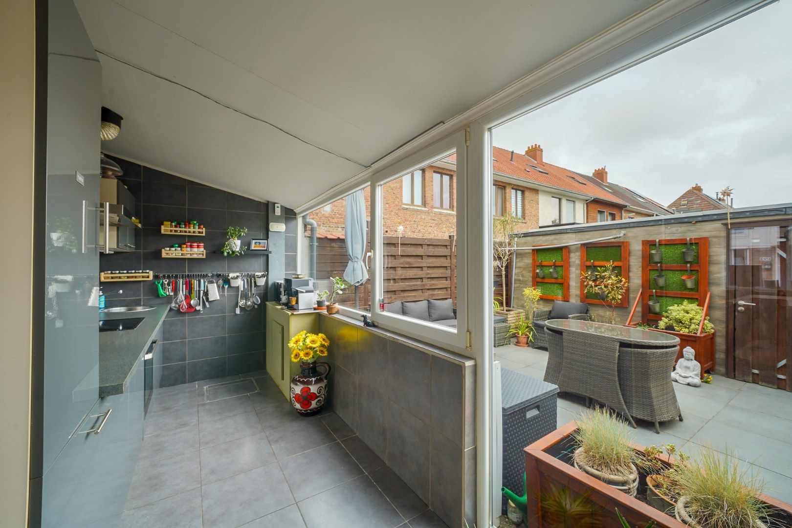 Instapklare woning met uitweg achteraan in Oostende foto 6