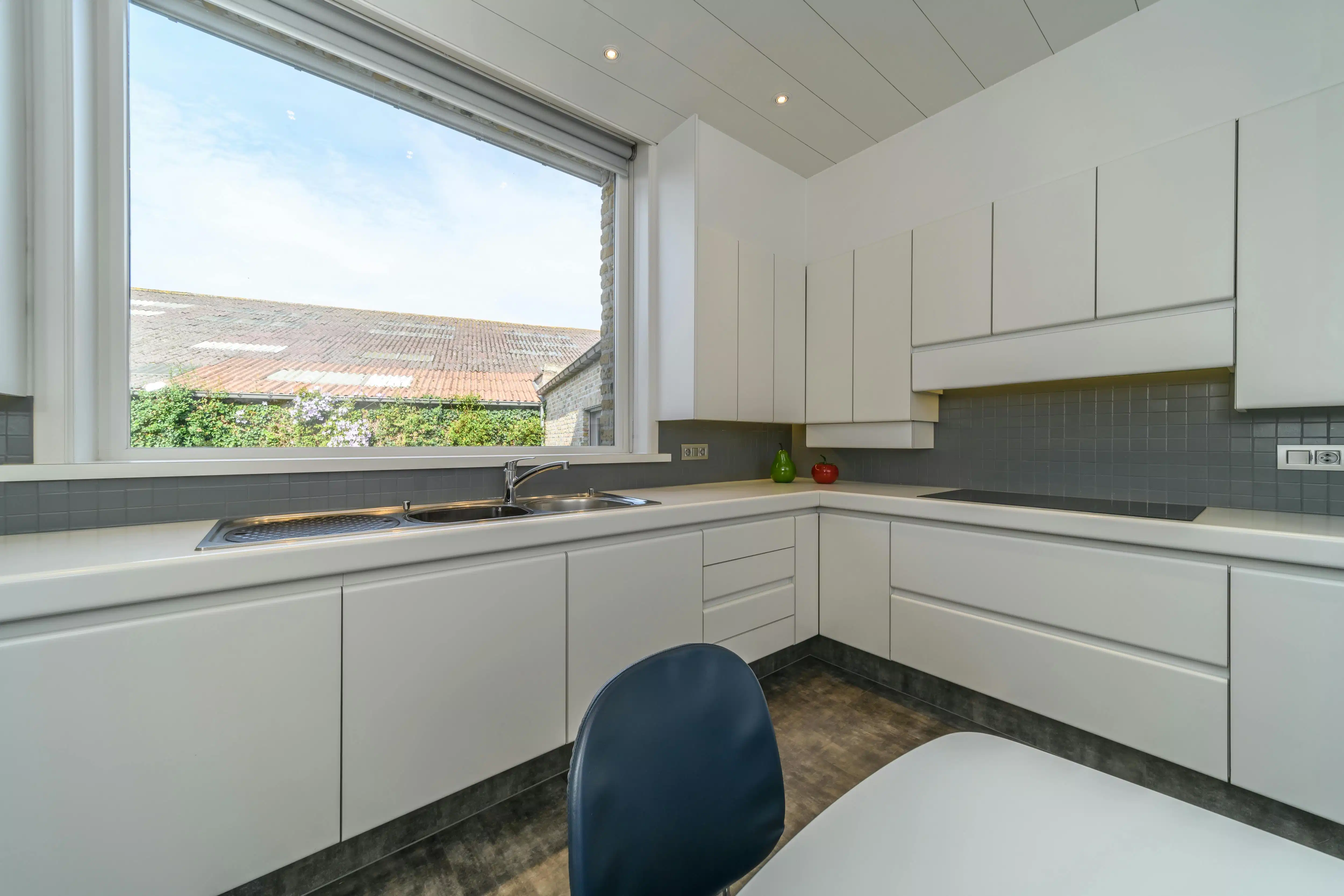 Herenhuis met ruime garage te koop in Izenberge. foto 16