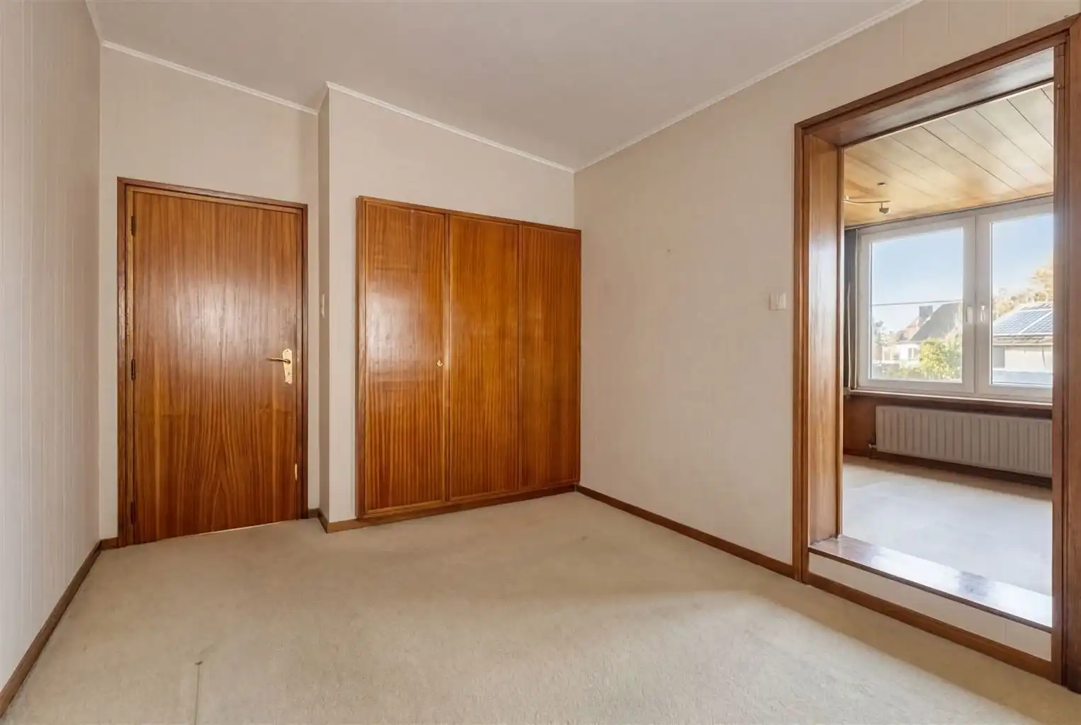 Ruime halfopen stadswoning met 3 slaapkamers, gezellige binnenkoer en achterliggende loods in het centrum van Maaseik. foto 18