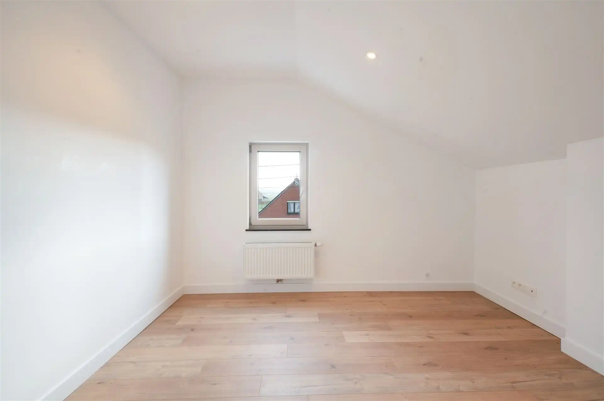 Volledig geroveerde, instapklare gezinswoning foto 14