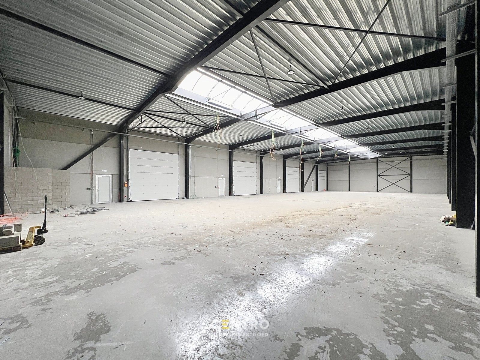 Instapklaar geïsoleerd nieuwbouw MAGAZIJN (± 960m²), vrije hoogte 7m, met 4 sectionale poorten. Op ambachtelijke zone te Oostrozebeke. foto 10