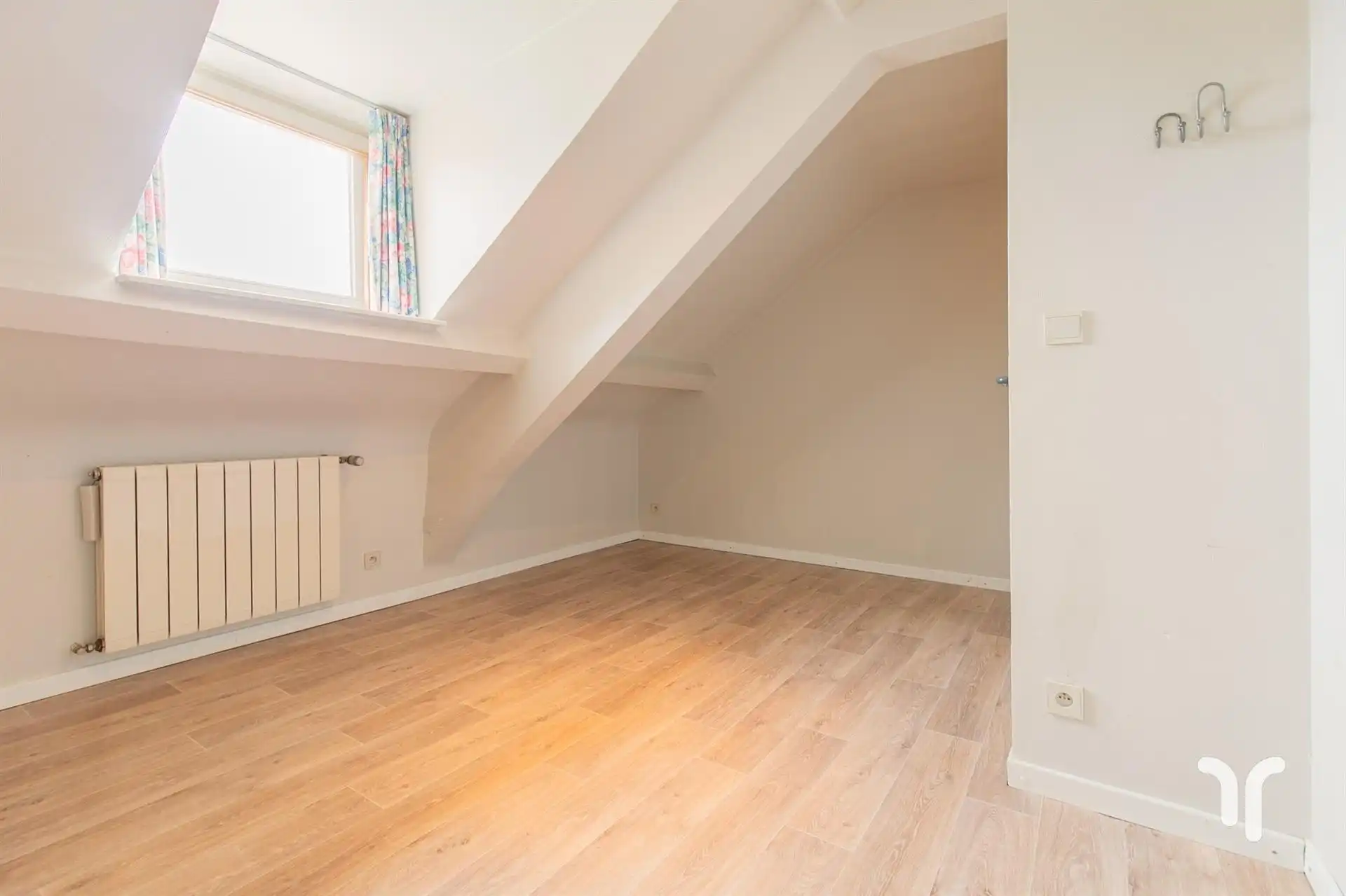 Commercieel gelegen kantoorgebouw met parking, uitweg en appartement met 3 slaapkamers. foto 10