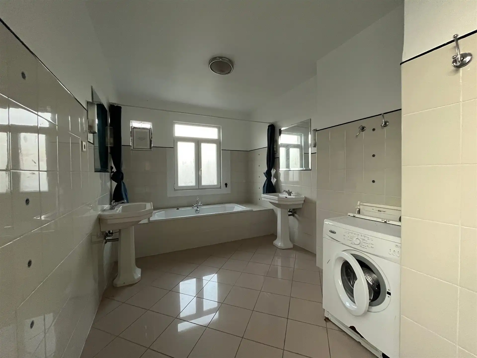 Appartementsgebouw met parking en zeer grote tuin! foto 13