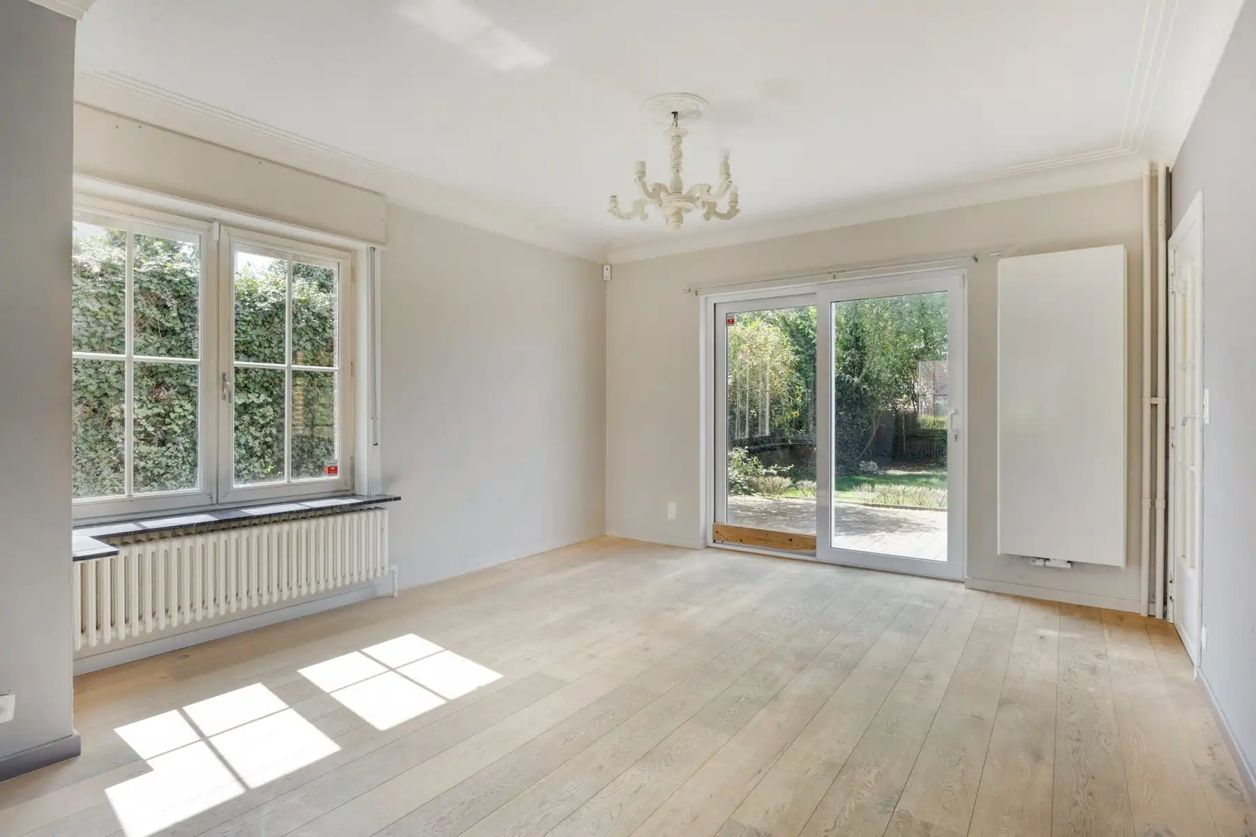 Karaktervolle woning met terras en grote tuin. foto 9